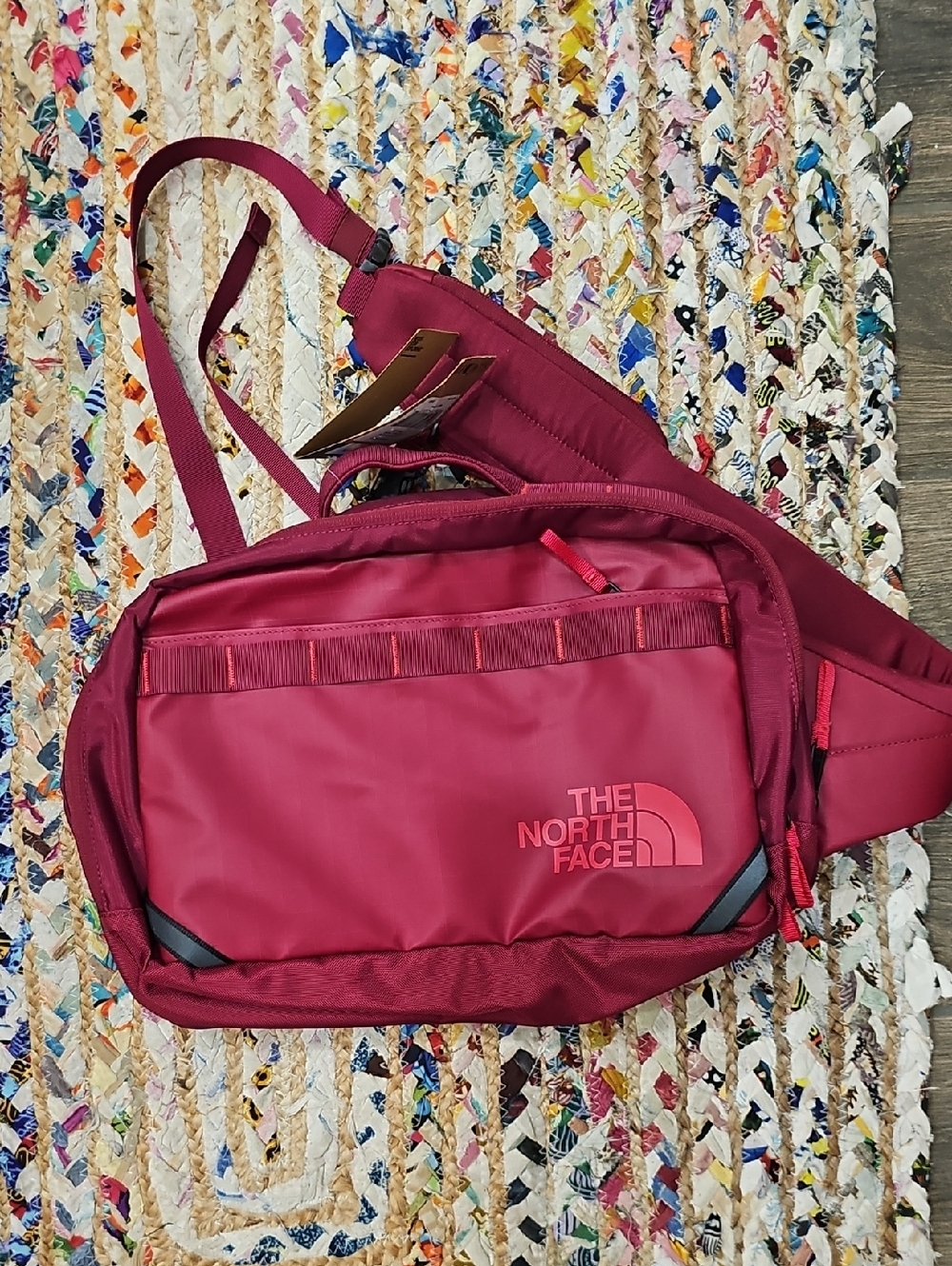 The North Face Voyager Sling In Beetroot